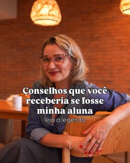 Se você fosse minha aluna, eu te lembraria de algumas coisas que talvez ninguém tenha dito durante a sua formação:
Você não precisa saber tudo para começar.
Não precisa atender todo mundo.
Não precisa esperar se sentir 100% pronta.
E não precisa construir sua carreira sozinha.
Eu te ensinaria a olhar para a clínica com mais segurança, estratégia e consciência, respeitando seus limites, sua ética e, principalmente, o seu próprio tempo.
É importante saber que ser uma boa psicóloga não é apenas acumular conhecimento, mas sim aprender a transformar conhecimento em prática e construir, aos poucos, a profissional que você deseja se tornar 💜🌿