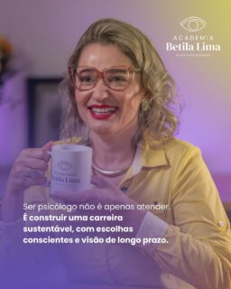 Uma psicóloga com mentalidade empreendedora entende que, para continuar cuidando de pessoas, também precisa cuidar da saúde do seu consultório.

Isso significa organizar processos, definir honorários com responsabilidade, investir em formação, comunicar seu trabalho de maneira ética e construir uma prática clínica que seja sustentável ao longo dos anos.

O Código de Ética existe para proteger a sociedade e orientar a atuação profissional. Ele não impede que você cresça. Pelo contrário, ele oferece os limites necessários para que esse crescimento aconteça com responsabilidade.

É possível divulgar seu trabalho sem promessas milagrosas e sem vender a qualquer custo. É possível também construir autoridade sem sensacionalismo e conquistar pacientes sem abrir mão da ética.