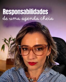 Uma agenda cheia é um dos grandes objetivos de toda psicóloga. 

Mas existe uma parte dela que quase ninguém fala.

Ter muitos pacientes quer dizer ter muitos horários para administrar, prontuários para organizar, estudos para manter em dia, limites para sustentar, encaixes para administrar e decisões clínicas para tomar.

Além disso, é também saber reconhecer quando sua capacidade de atendimento chegou ao limite.

Porque além ter pessoas esperando por você, você precisa conseguir oferecer a cada uma delas a presença, o cuidado e a responsabilidade que o processo terapêutico exige.

E é importante você não precisar preencher todos os horários disponíveis só porque eles existem.

Uma carreira sustentável também envolve saber dizer “neste momento, eu não consigo assumir mais um caso.”

Construir uma agenda cheia é uma grande conquista.

Mas aprender a sustentá-la com qualidade é parte da profissional que você está se tornando no processo. 

Então, antes de desejar uma agenda cheia, prepare-se para ser a psicóloga que precisará existir para cuidar dela.