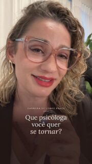 Você sabe como quer estar quando chegar lá? 

Agenda cheia, consultório dos sonhos, pacientes que confiam em você. Tudo isso importa, mas a carreira de longo prazo começa nas escolhas de hoje.

Construa a psicóloga que você quer se tornar e faça de tudo para que ela se torne real. 

E não esquece de me contar nos comentários: que psicóloga você deseja ser daqui a 10 anos?